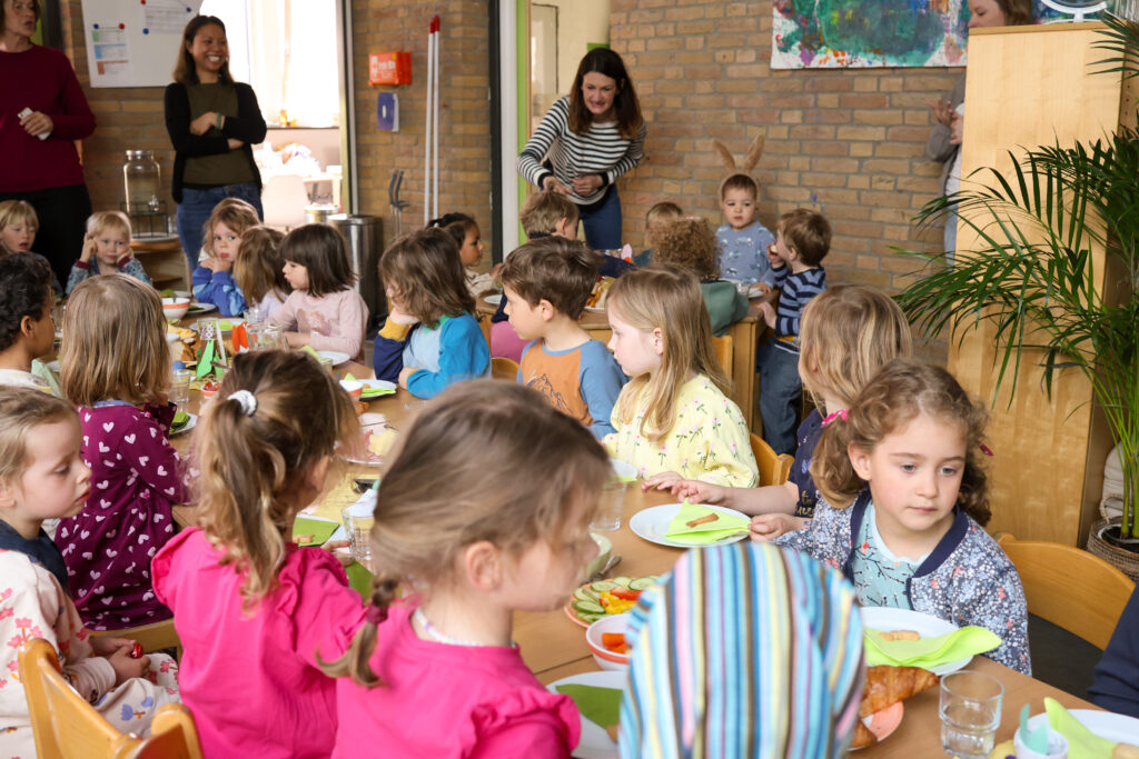Ostersuche und Frühstück im Kindergarten