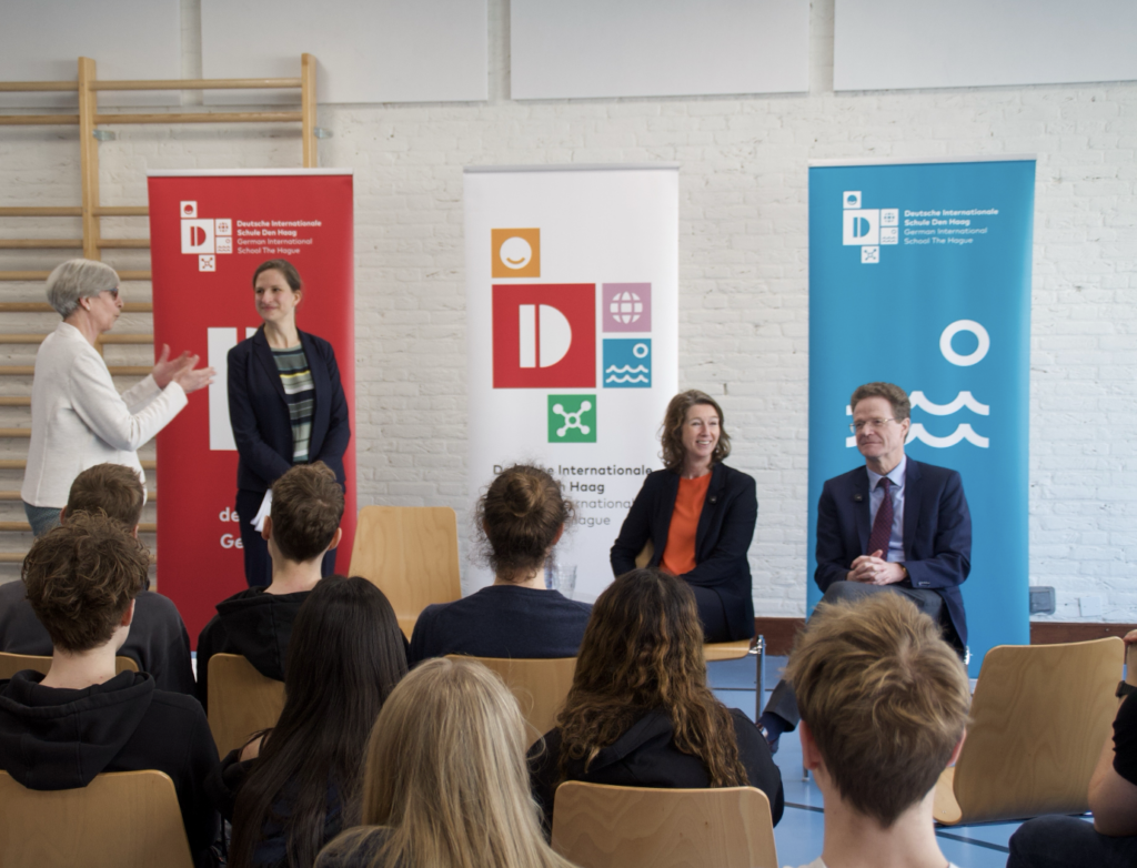 Am 9. März durften wir besonderen diplomatischen Besuch an unserer Schule begrüßen