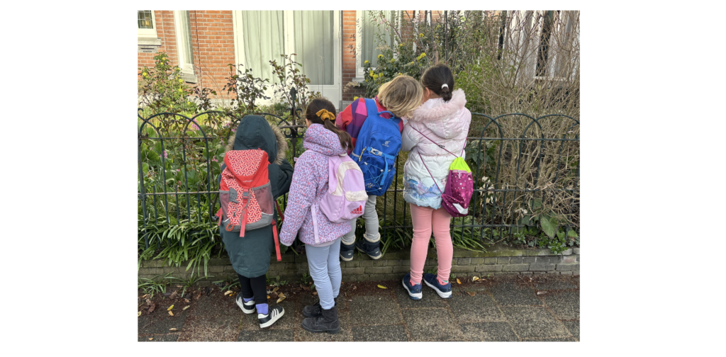 Die Klassen 1 und 2 waren im Statenkwartier unterwegs und haben nach Frühblühern und anderen Zeichen des Frühlings gesucht.