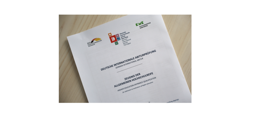 Mit großer Freude und Stolz dürfen wir mitteilen, dass der gesamte Jahrgang 2025/2026 das Deutsche Internationale Abitur erfolgreich bestanden hat. Wir gratulieren allen Absolvent:innen von Herzen zu dieser besonderen Leistung.
