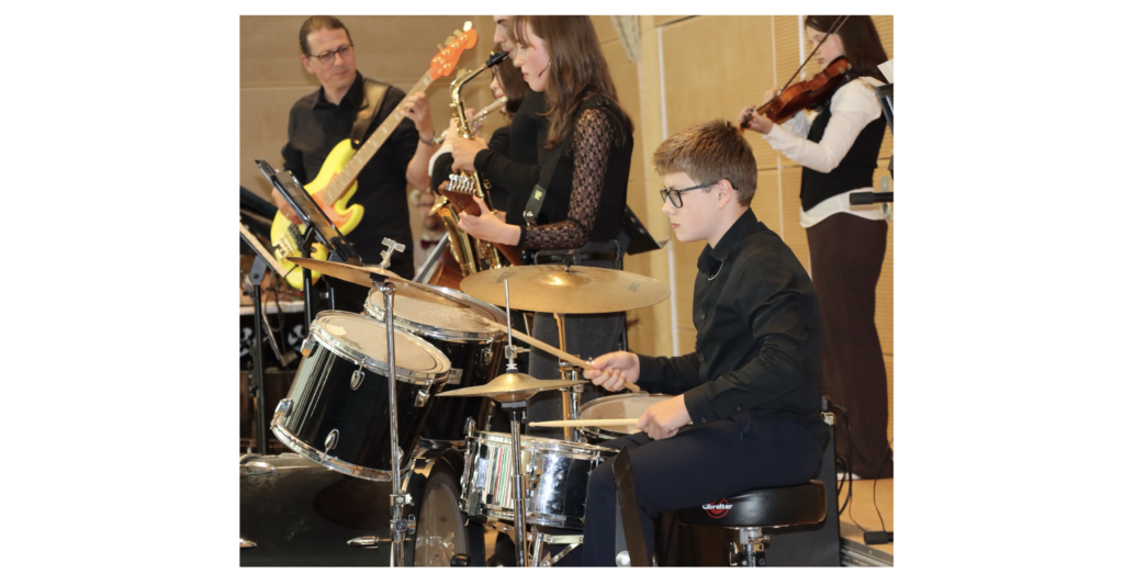 Am 9. Juni fand an der DISDH das diesjährige Sommerkonzert statt. Von Chorgesang über Klaviersoli bis hin zu Rock und Jazz war alles dabei.