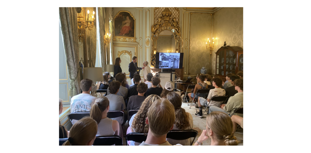 Am 26. Mai 2026 nahmen die Klassen 9 und 11 an einer Veranstaltung mit der Zeitzeugin Eva Weylder in der Residenz des deutschen Botschafters teil.